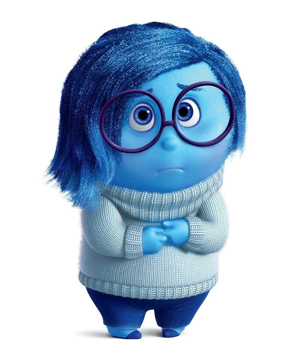Personagem Tristeza: corpo baixo e roliço, pele azul clara, cabelo azul escuro liso dividido de lado, usando suéter branco de gola alta e calça azul. Óculos redondos grandes e expressão melancólica.